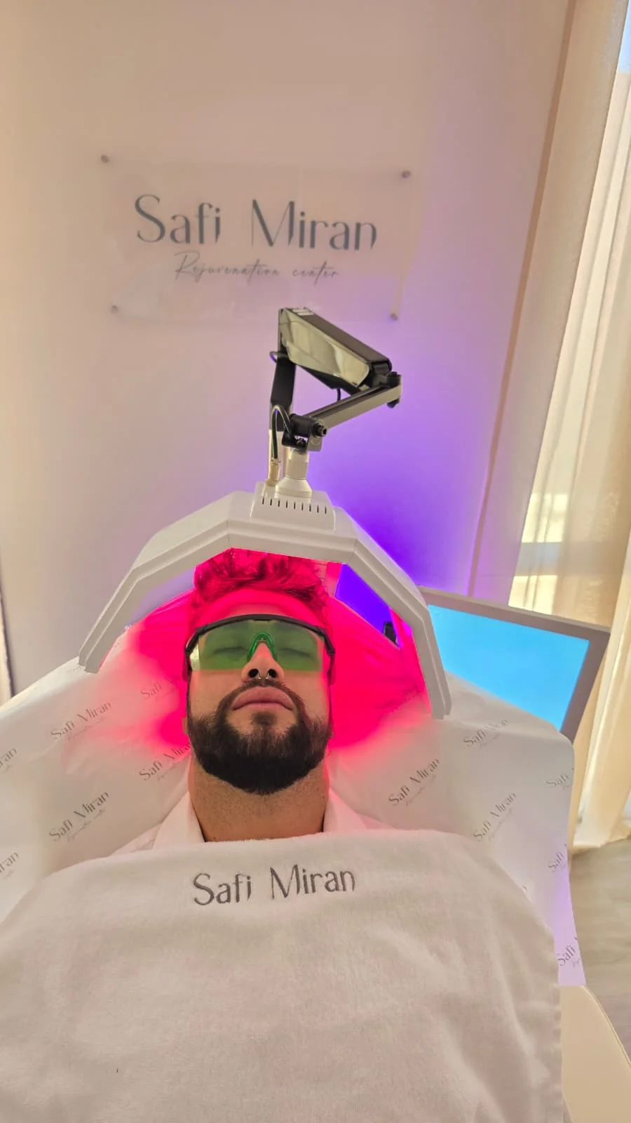 Red light therapy session for a client at Safi Miran in Las Vegas